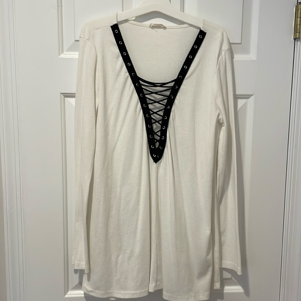 Women’s long sleeve cream/white long sleeve top with black lace up top size L